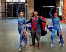 Weihnachtscircus-Clown Fraser Hooper aus Neuseland (Mitte) mit dem Top-Act „Crystal Sisters“ (Foto: Ariane Günther